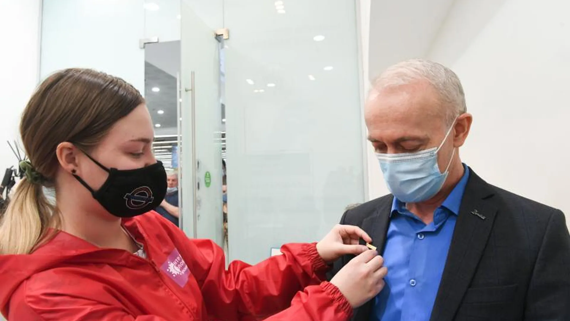 Жители Подмосковья считают, что значок Vaccinated пригодится им в заграничной поездке 