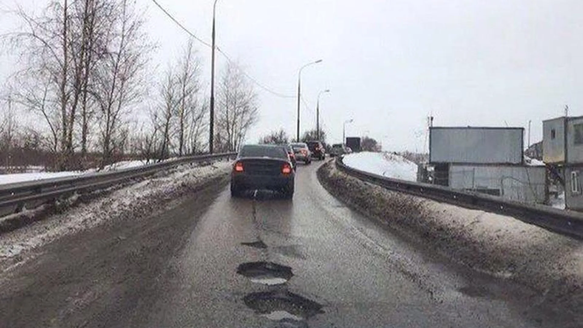 Дорога в Видном покрылась опасными «кратерами»