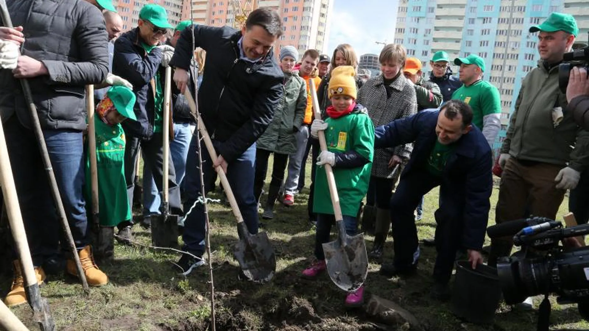 Воробьев посадил деревья в рамках областного субботника