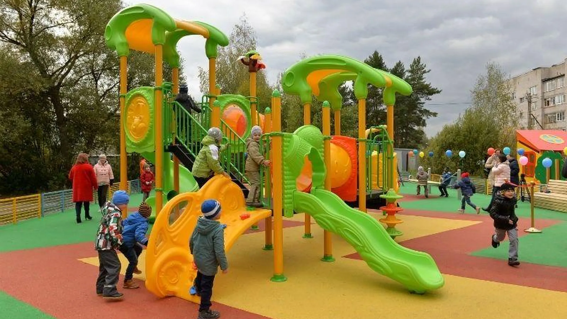 Две сотни губернаторских детских площадок установили в Подмосковье