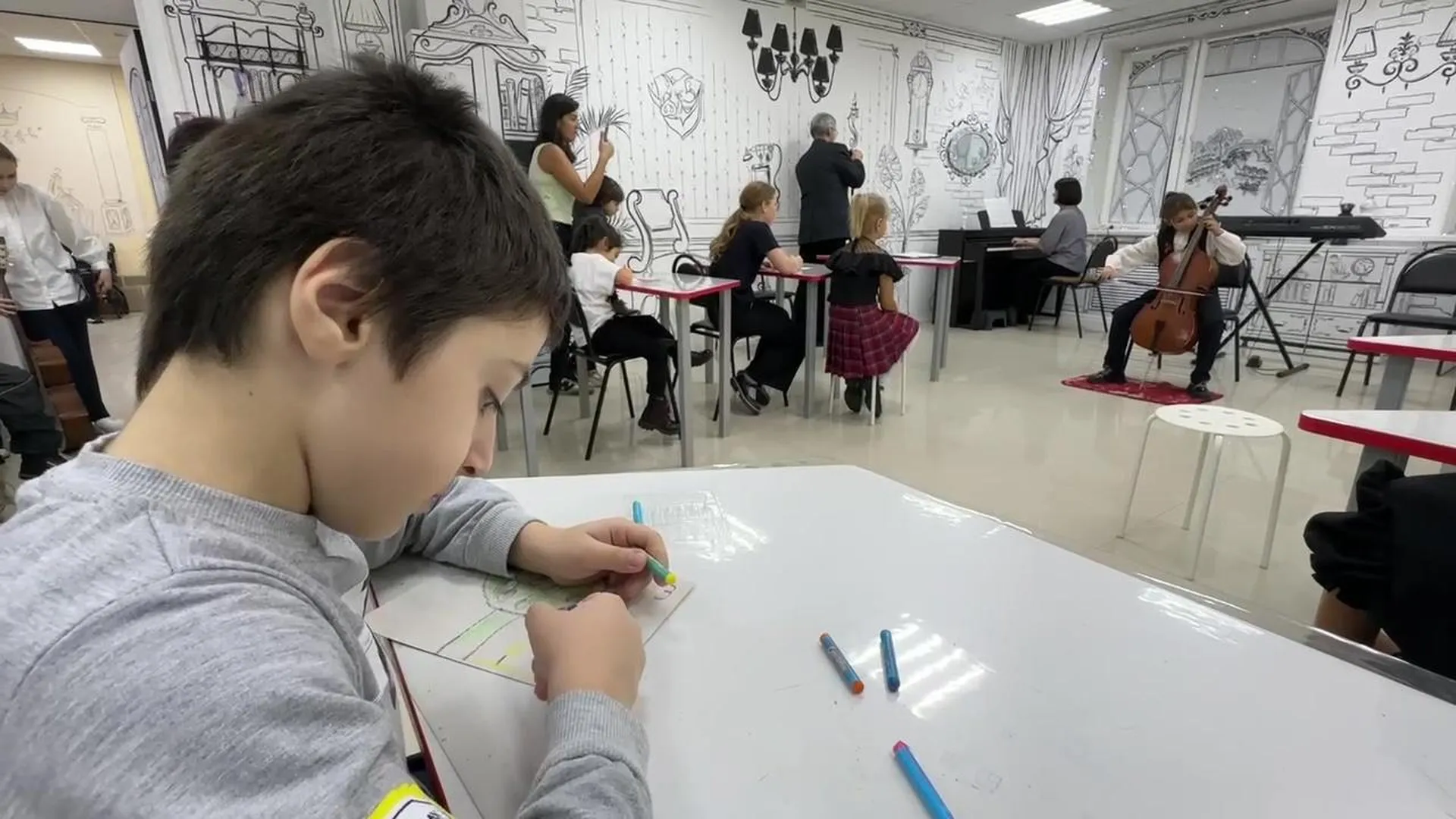 В библиотеке на Некрасова в Реутове учат «Рисовать музыку»