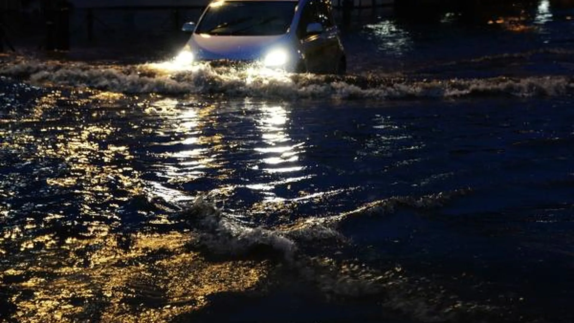 ЖК в Химках остался на сутки без электричества из-за затопленного паркинга 
