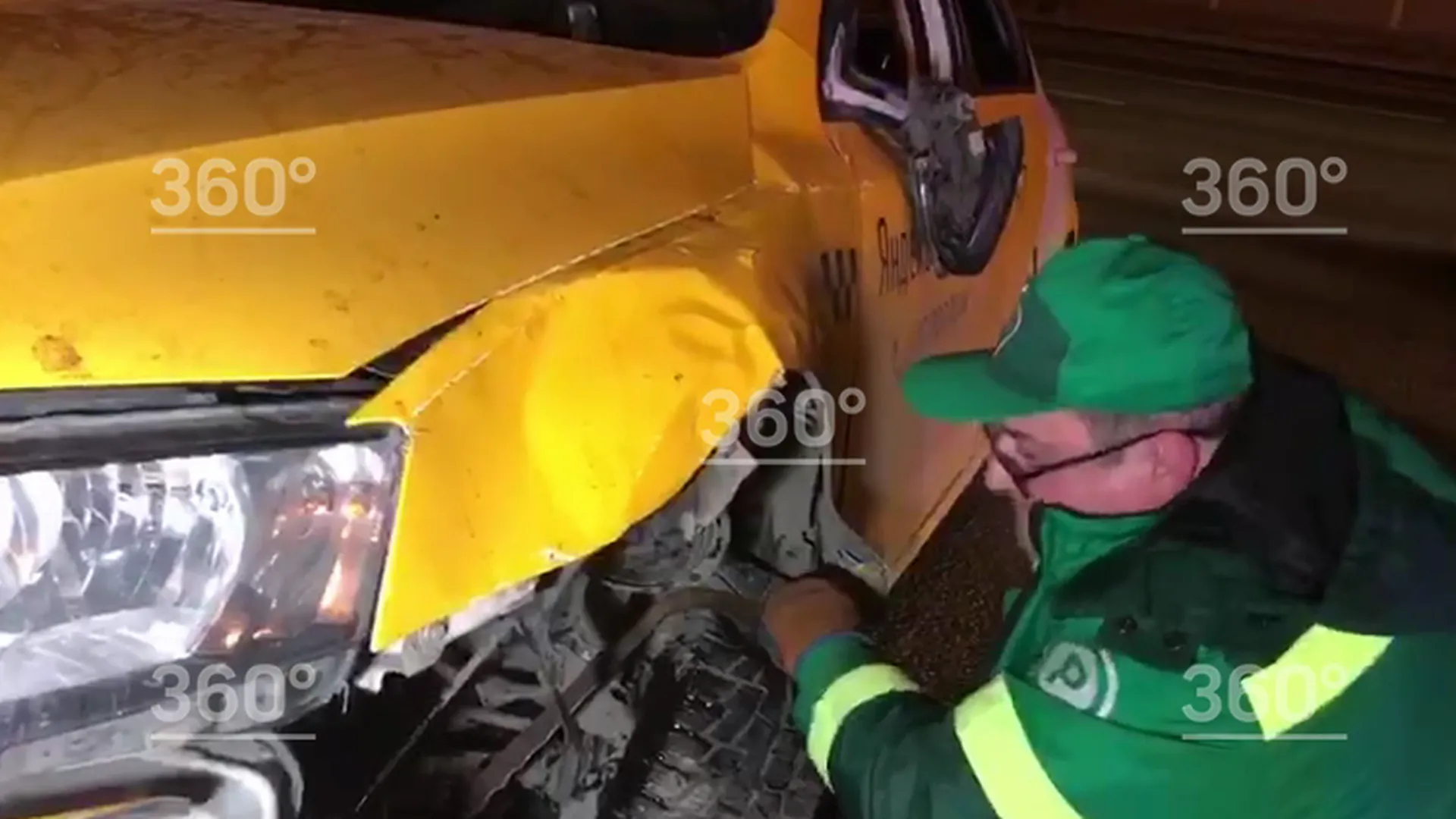 Авария с участием такси произошла на МКАД. Видео