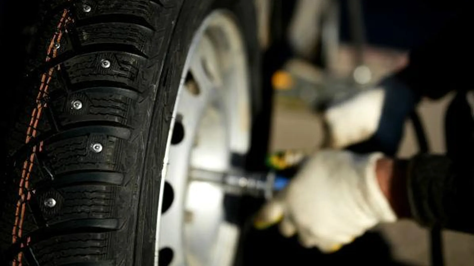 Более 600 тыс руб украли у водителя в Одинцове, когда тот менял колесо 