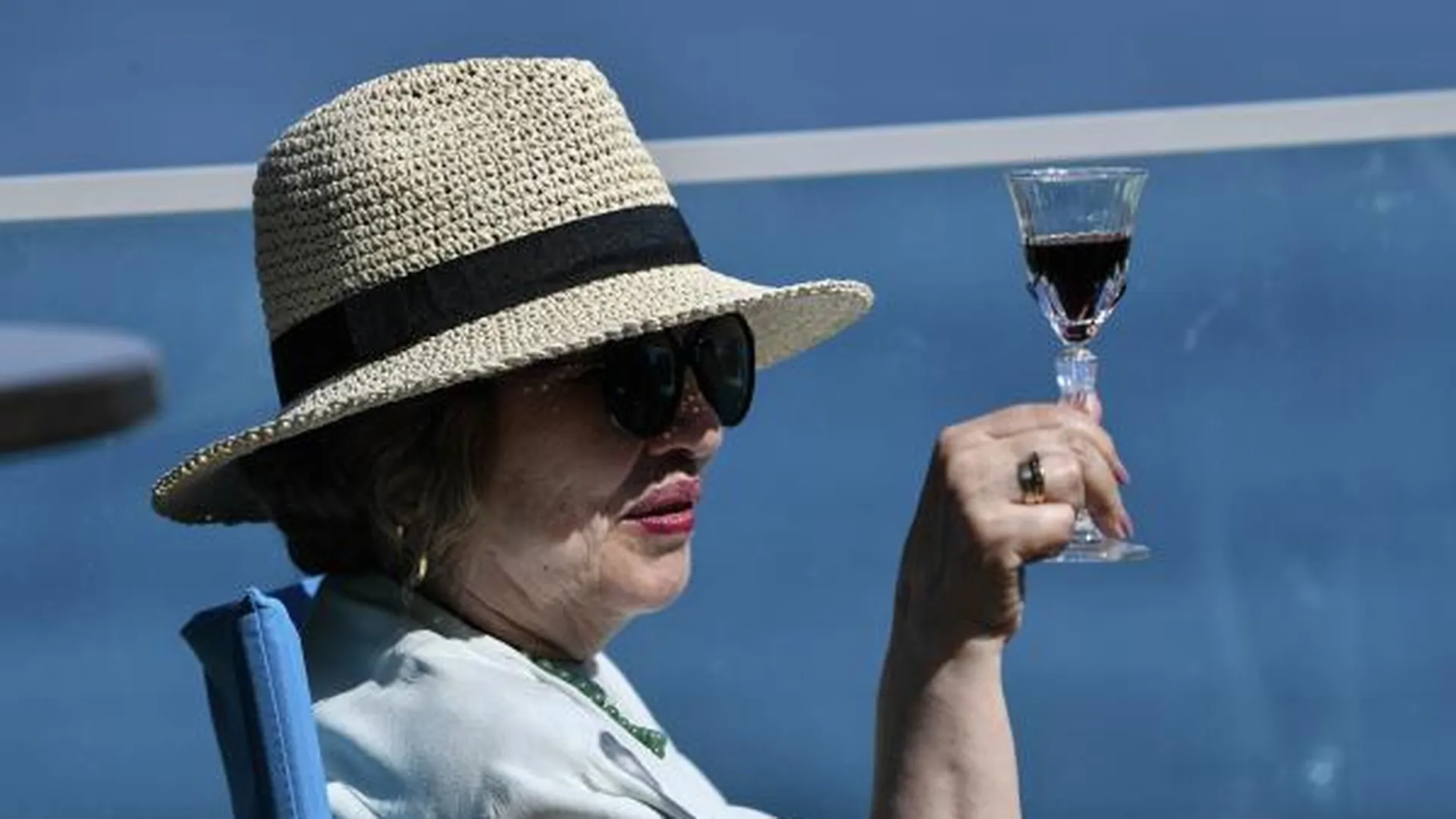 Женщина с бокалом вина на берегу Черного моря в Ялте