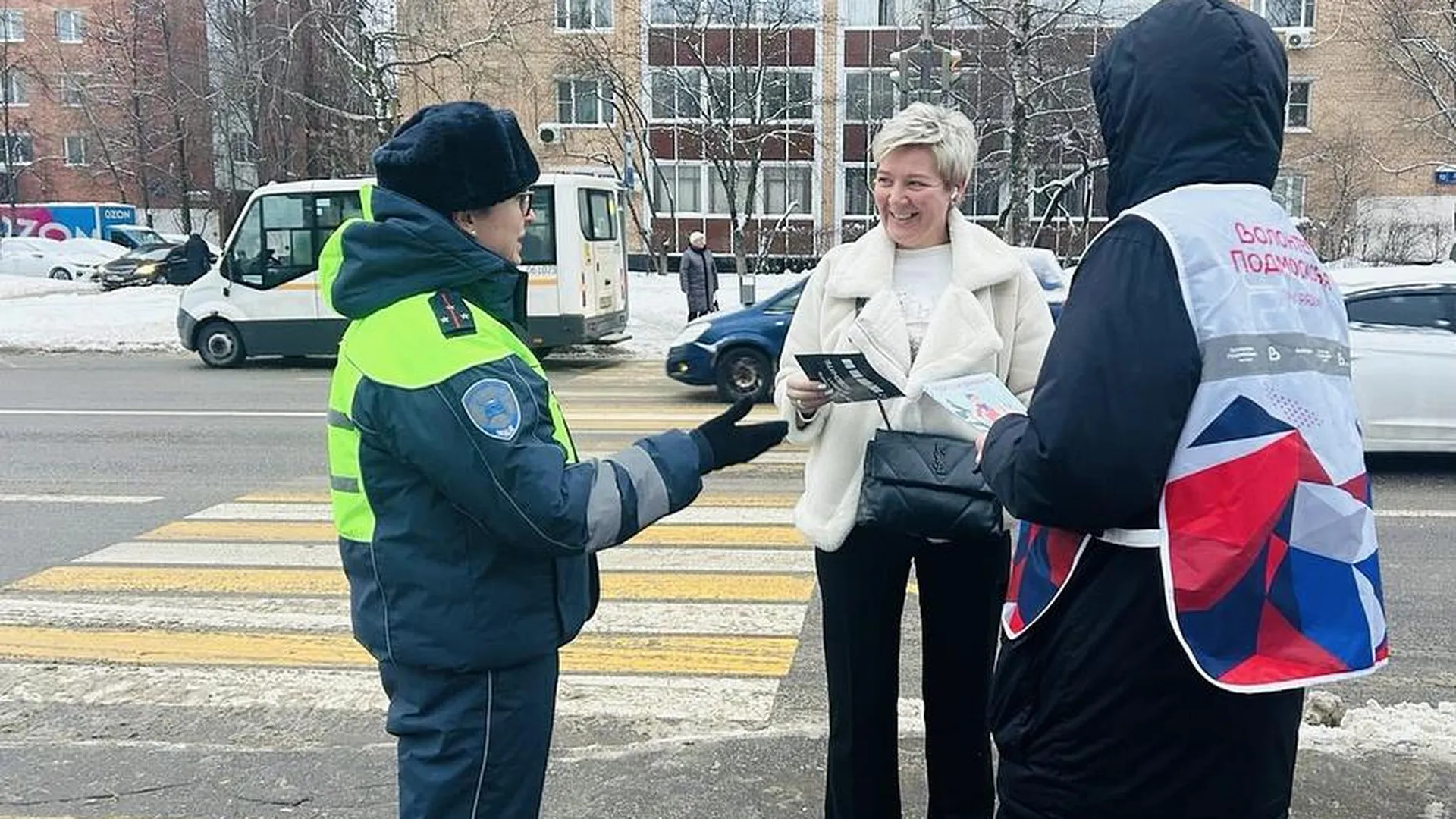 Автоинспекторы в Одинцове напомнили пешеходам о правилах безопасности на дороге
