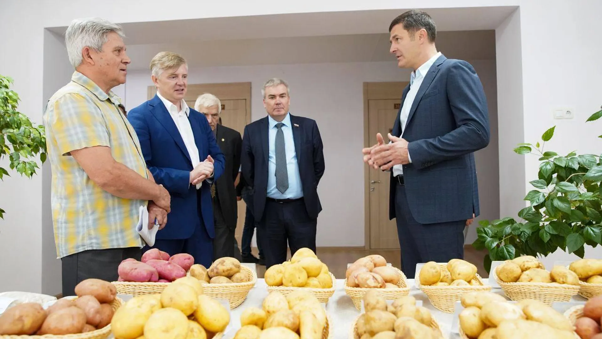 Владимир Волков посетил исследовательский центр картофеля в Люберцах