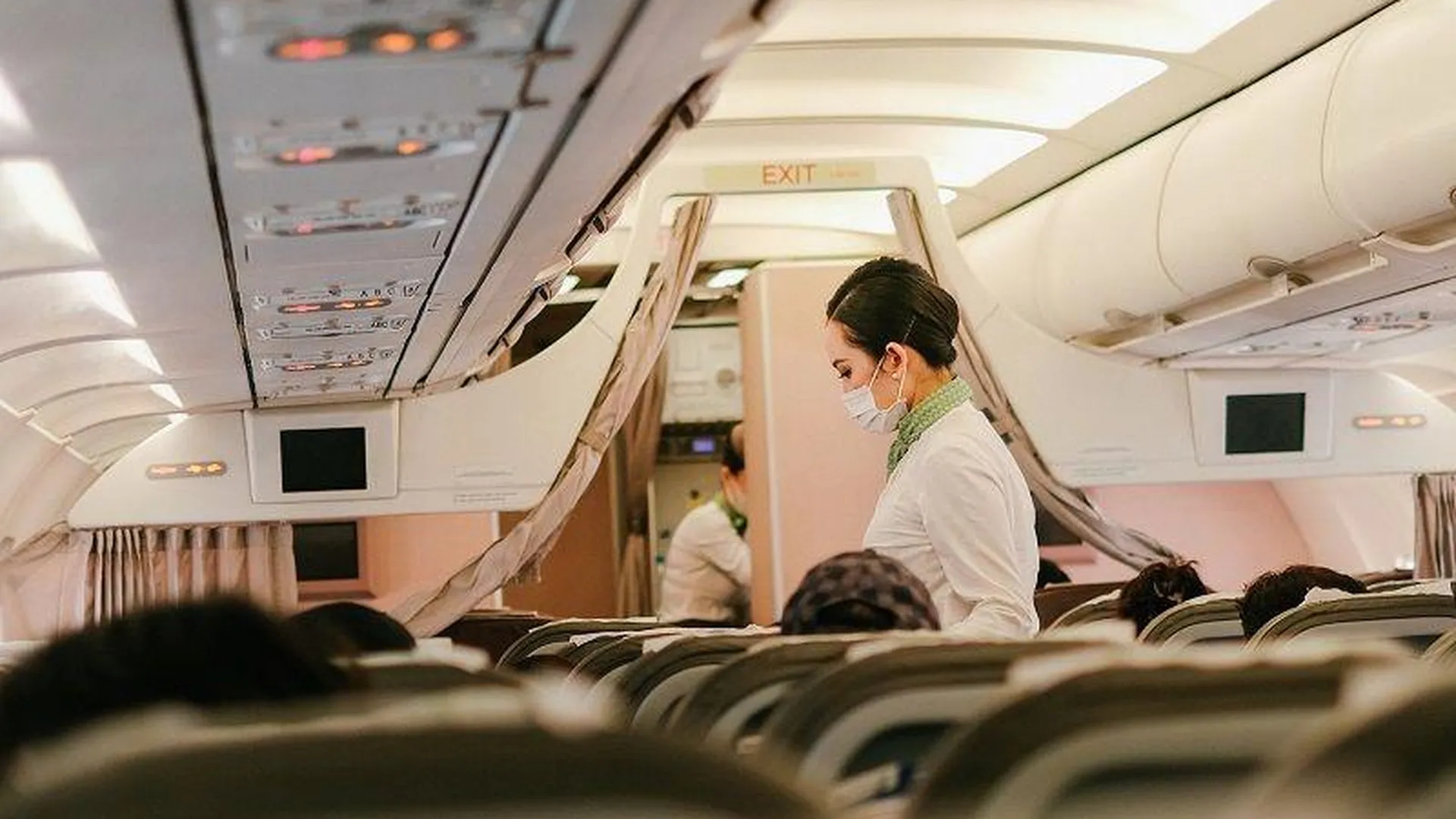 Стюардесса раскрыла секрет: получится ли у вас открыть дверь самолета в воздухе