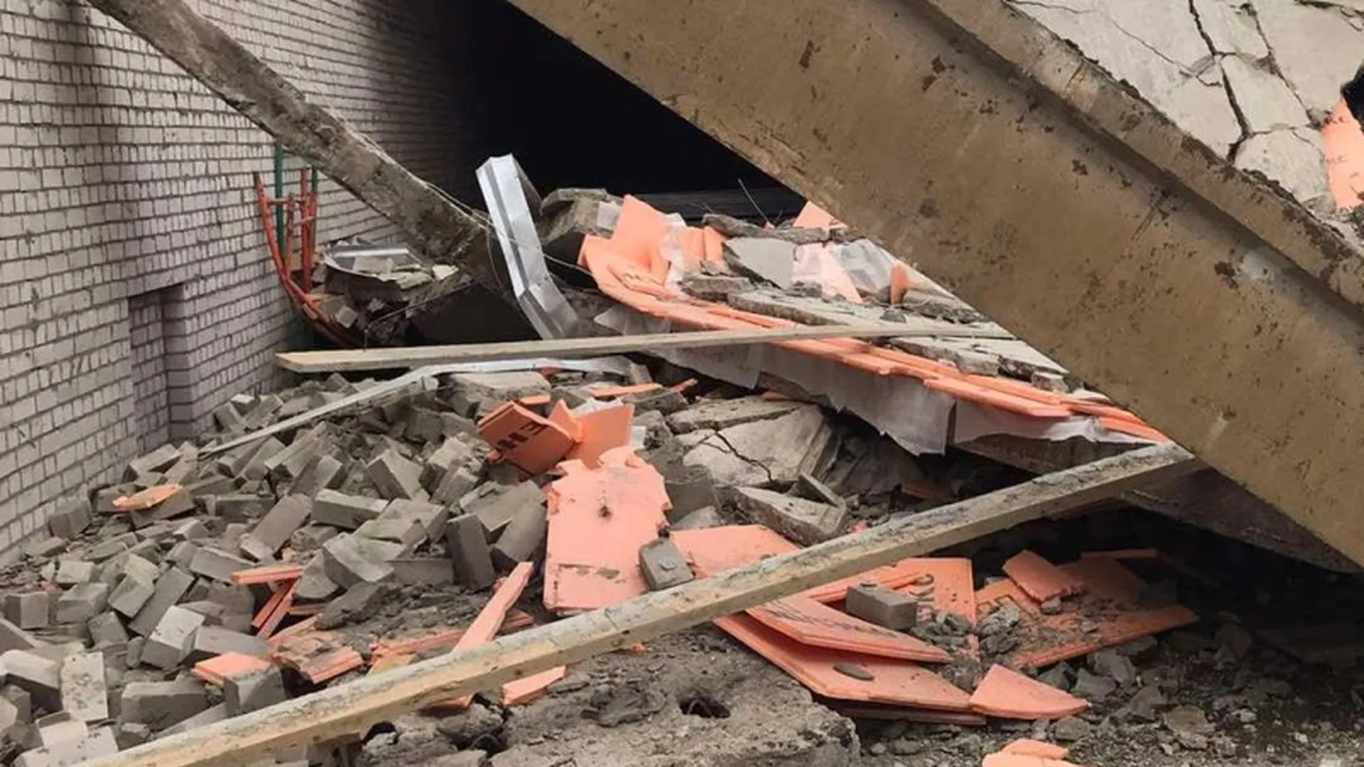 Тела троих погибших извлекли из-под завалов стройки в Кировской области