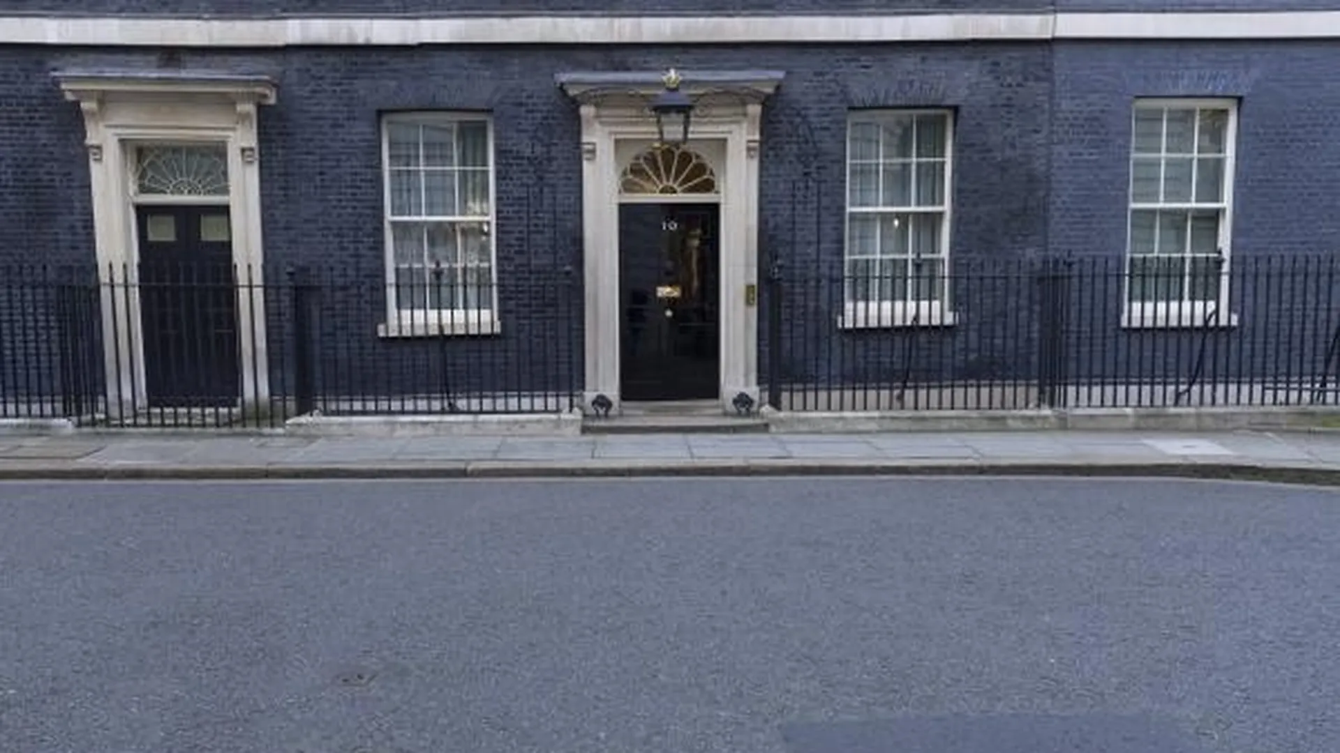 Автомашина протаранила ворота резиденции премьера-министра Великобритании