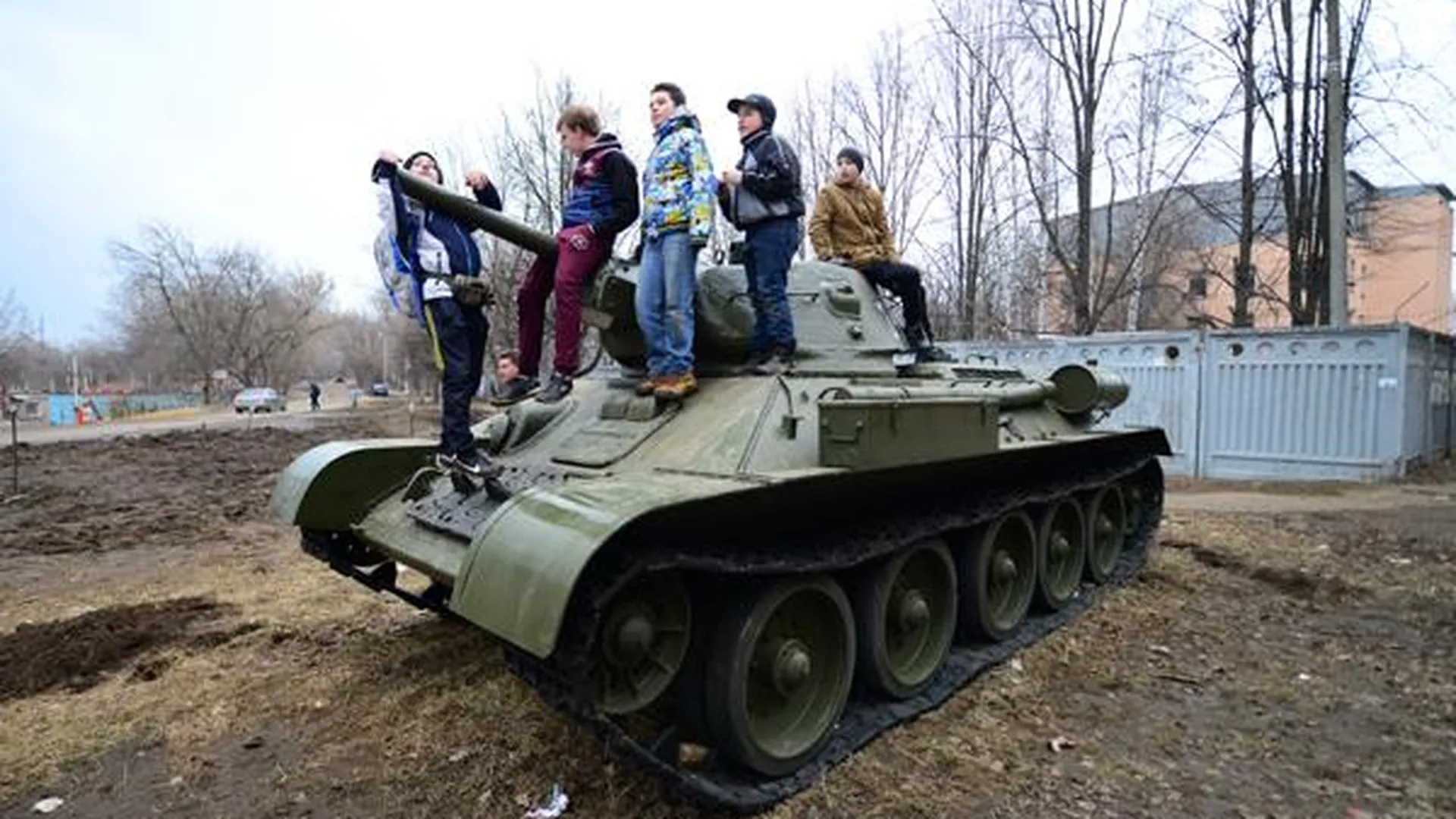 Священник пригнал из Саратова в Пушкино танк ко Дню Победы