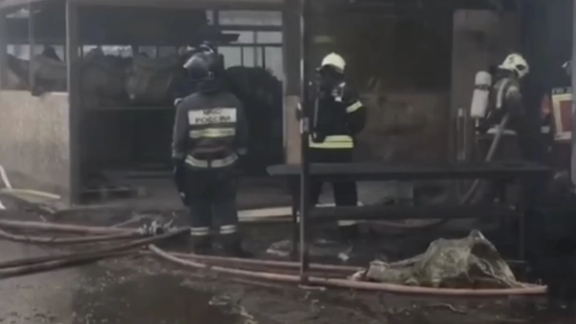 Спасатели локализовали пожар на складе в Химках
