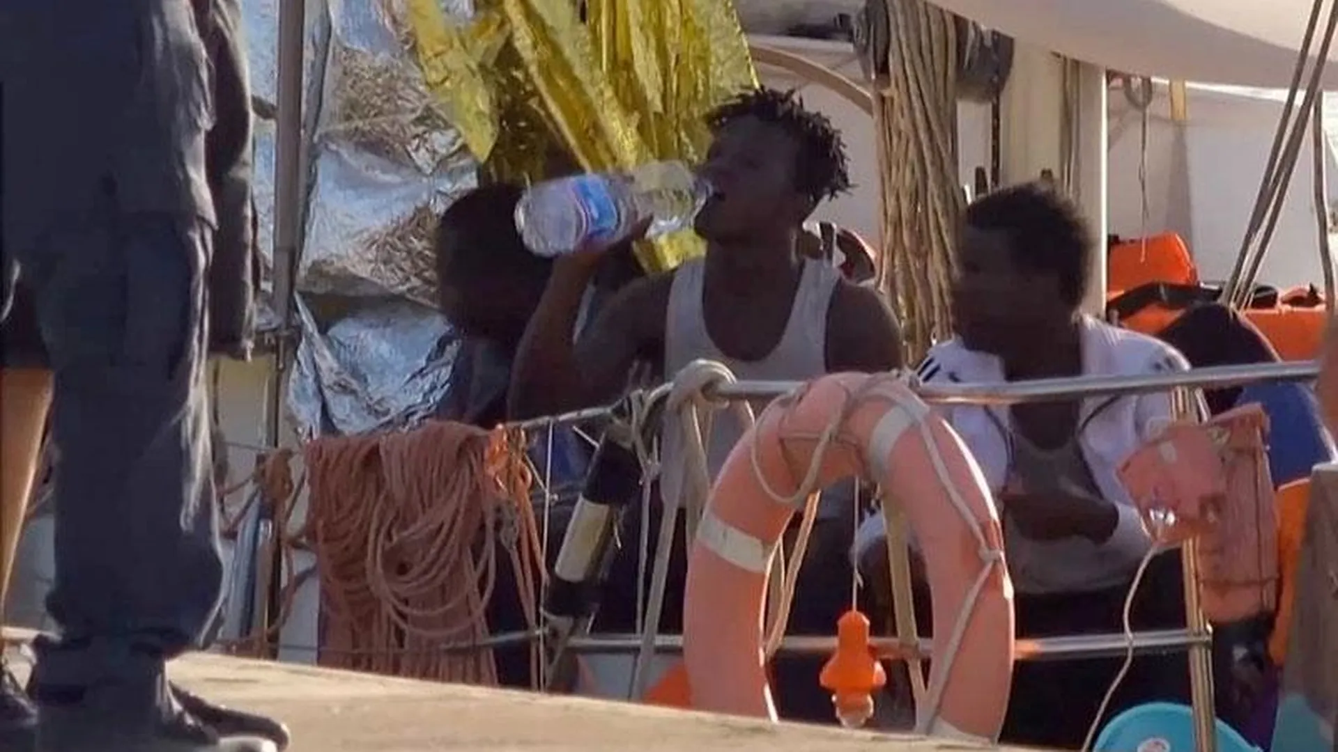 В Италии судну с мигрантами запретили входить в территориальные воды