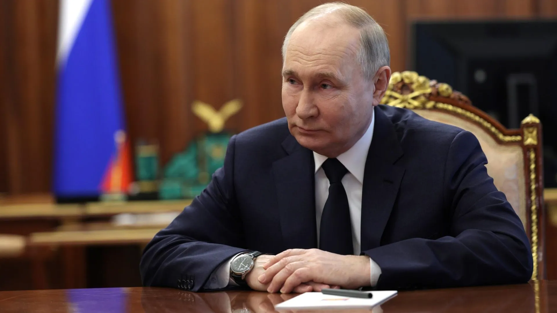 Путин распорядился наградить покинувших кабмин министров