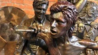 В британском городе Эйлсбери установили памятник Дэвиду Боуи