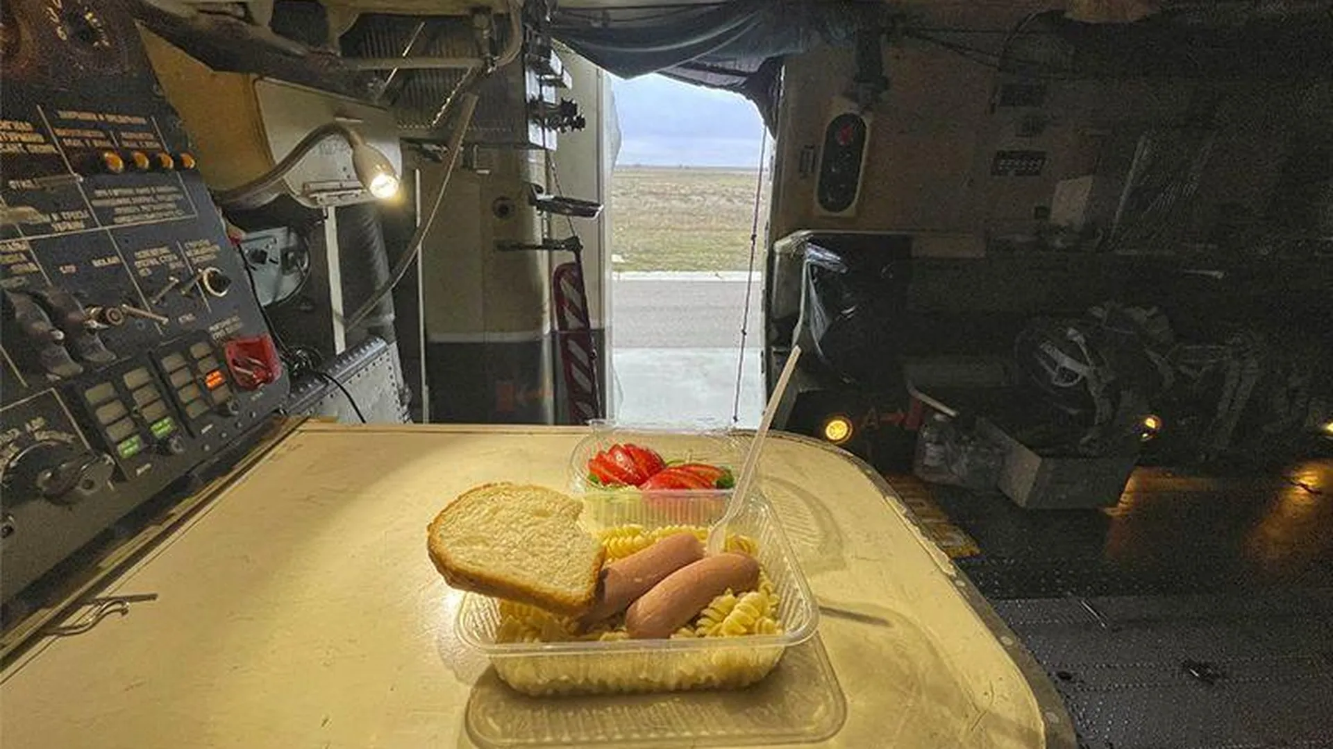 В соцсетях оценили обед российского военного летчика