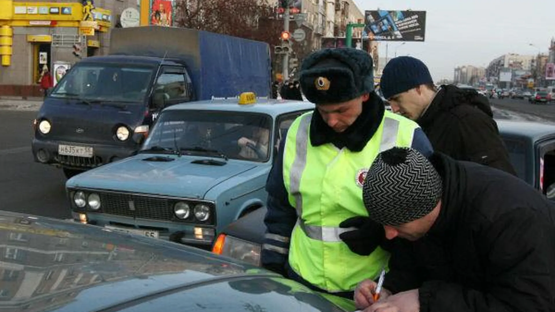 Девять человек пострадали из-за столкновения джипа с маршруткой на Щелковском шоссе