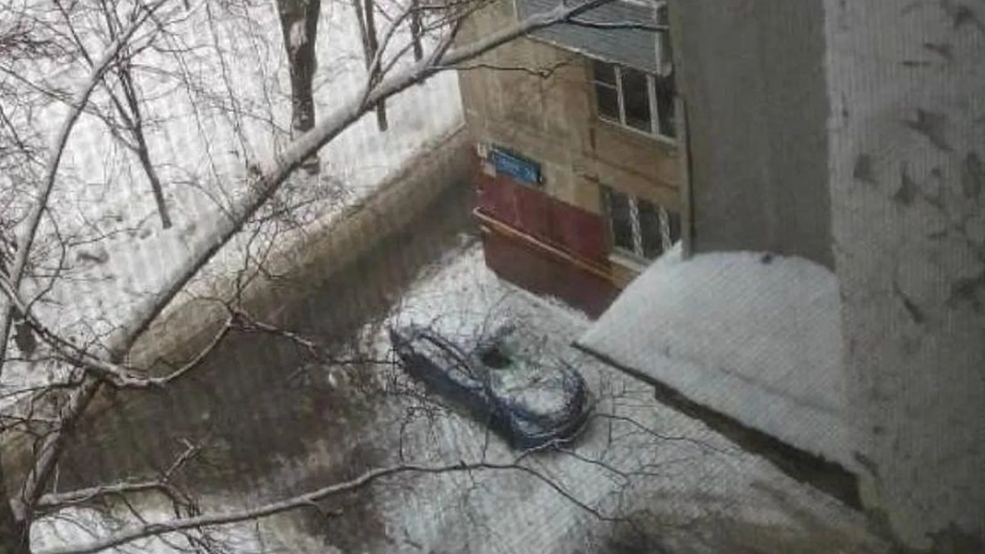 Глыба льда упала на автомобиль, припаркованный возле многоэтажки в Королеве