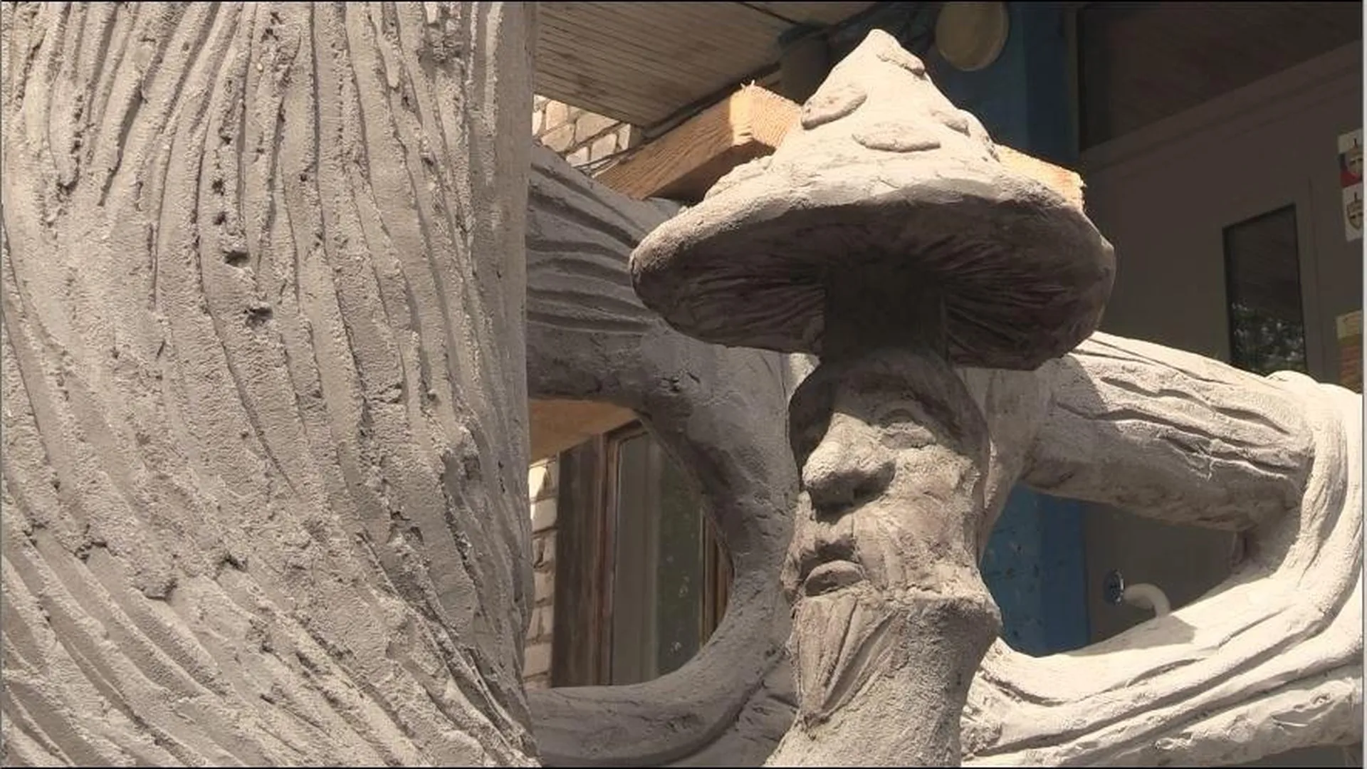 Дубненские скульпторы украсили крыльцо детского центра