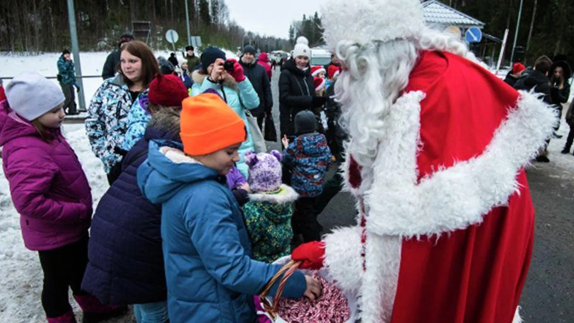 Москвич шесть лет наряжается Дедом Морозом и угощает конфетами прохожих на улице