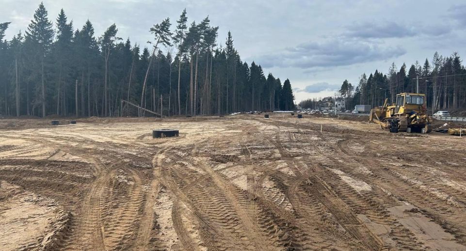 Кольцевую развязку на Пятницком шоссе продолжают строить в Химках