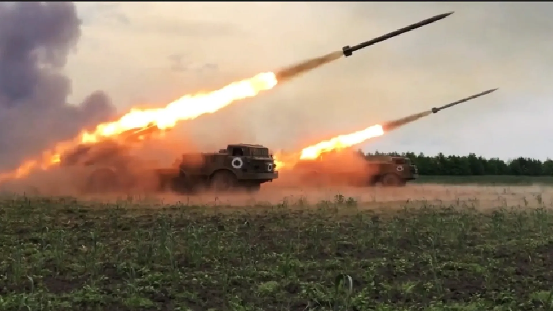 Расчеты систем «Ураган» и «Град» ударили по украинским войскам в районе Северска