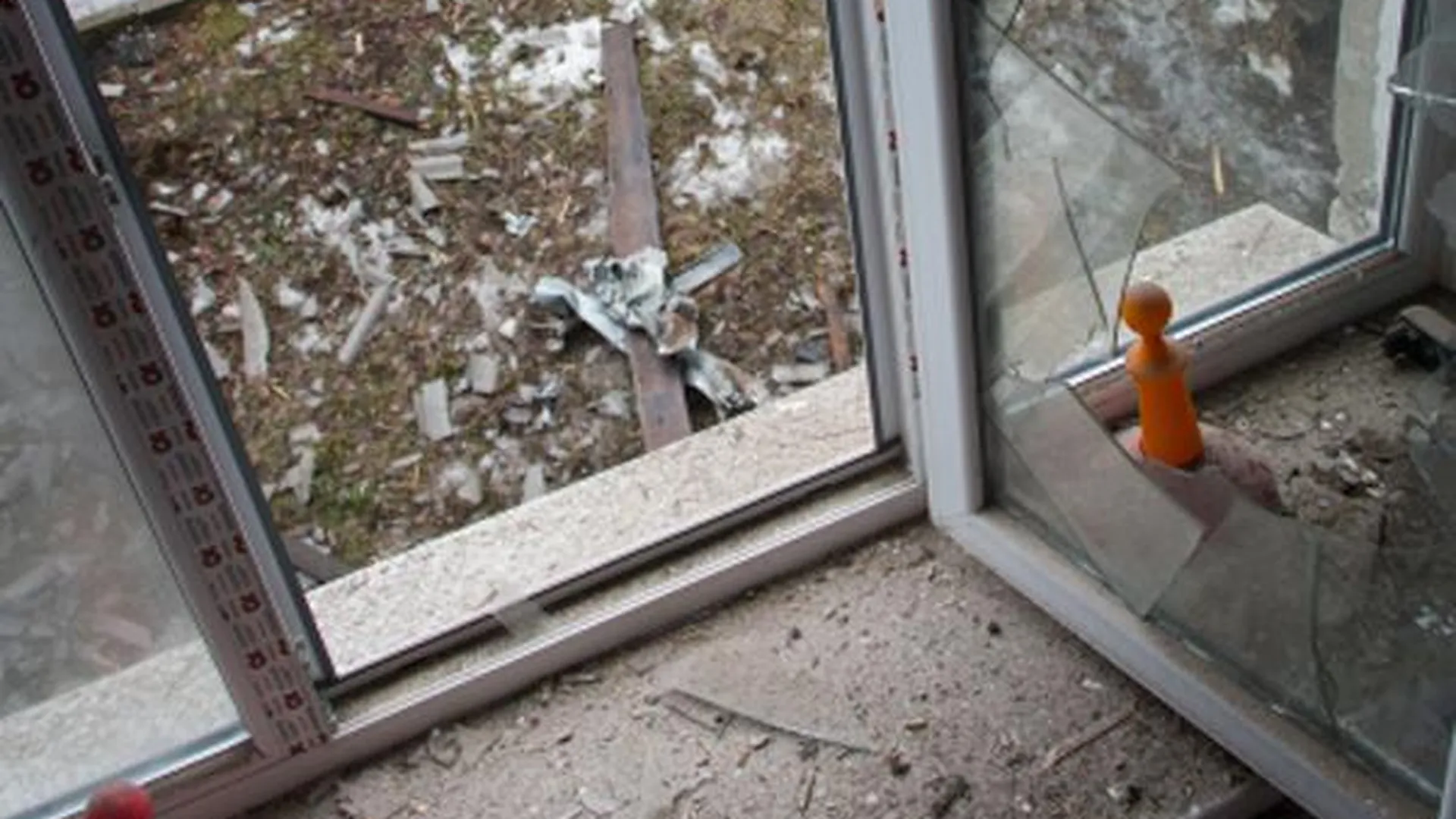 В Ивантеевке чуть не убили ребенка, бросив из окна пакет с булыжниками