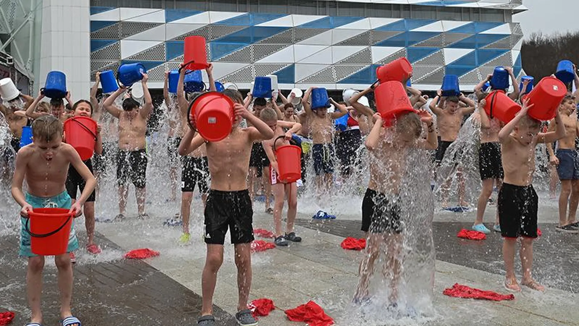 200 человек облились холодной водой в Красногорске