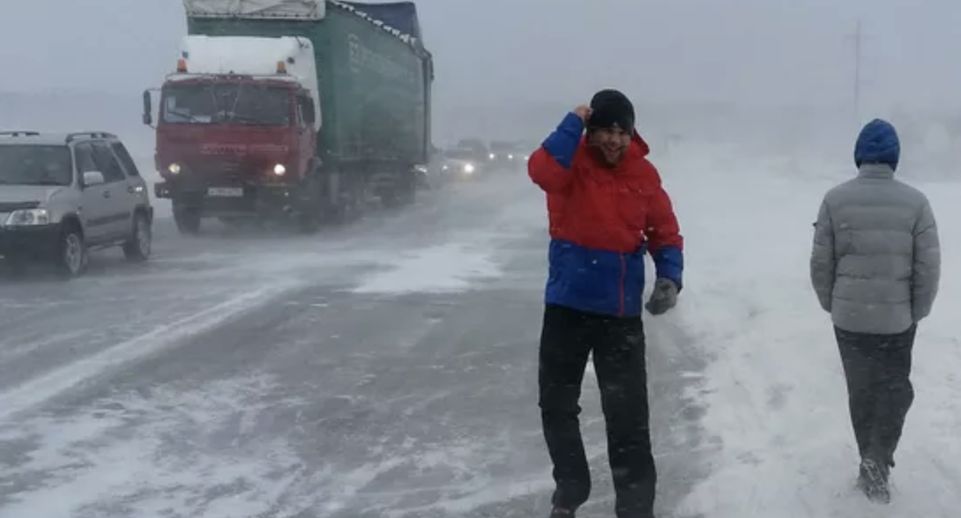 Снегопад привел к закрытию крупных дорог на севере Казахстана