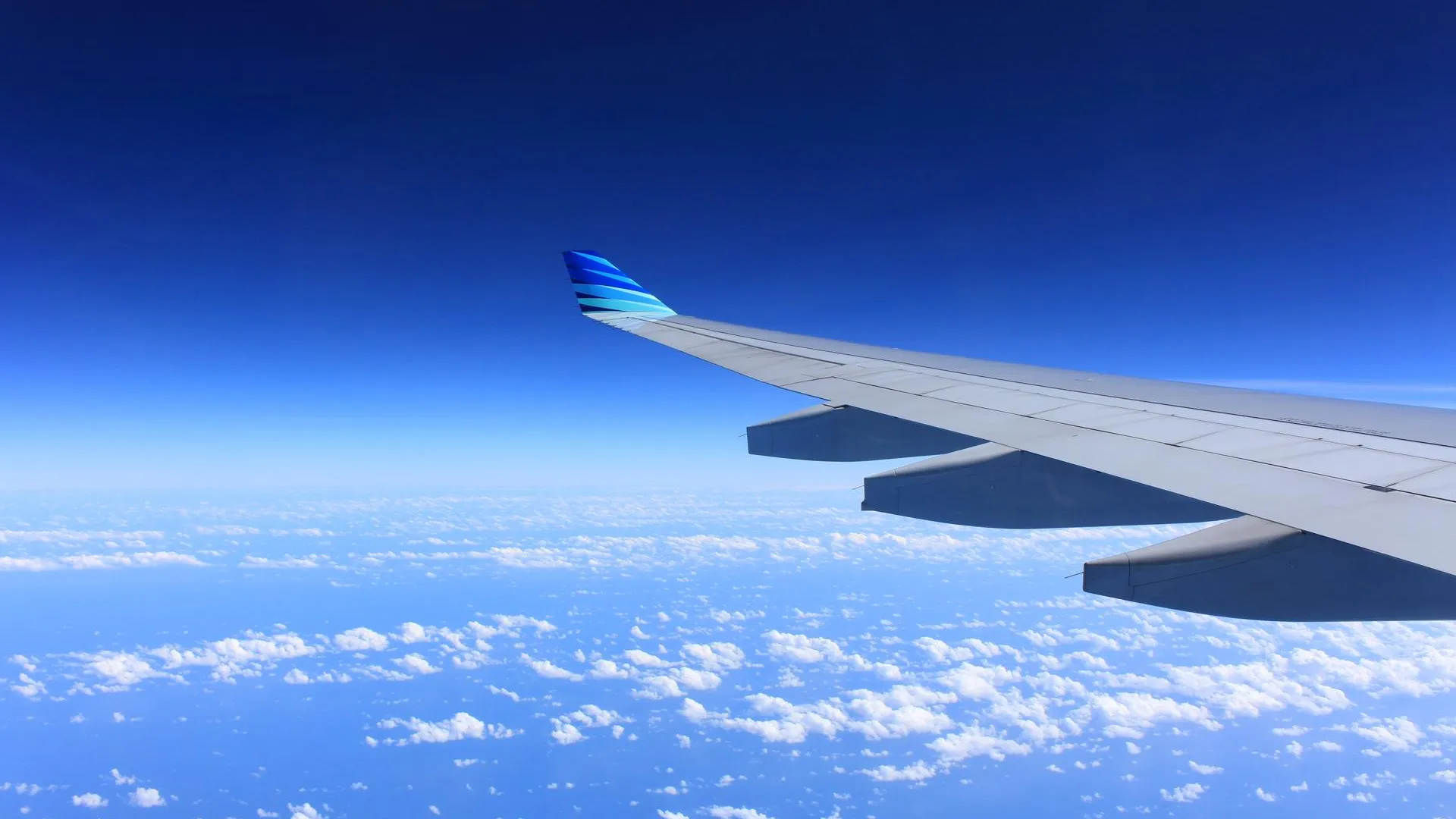 Пассажирский самолет Centrum Air резко сменил курс из-за пыльной бури