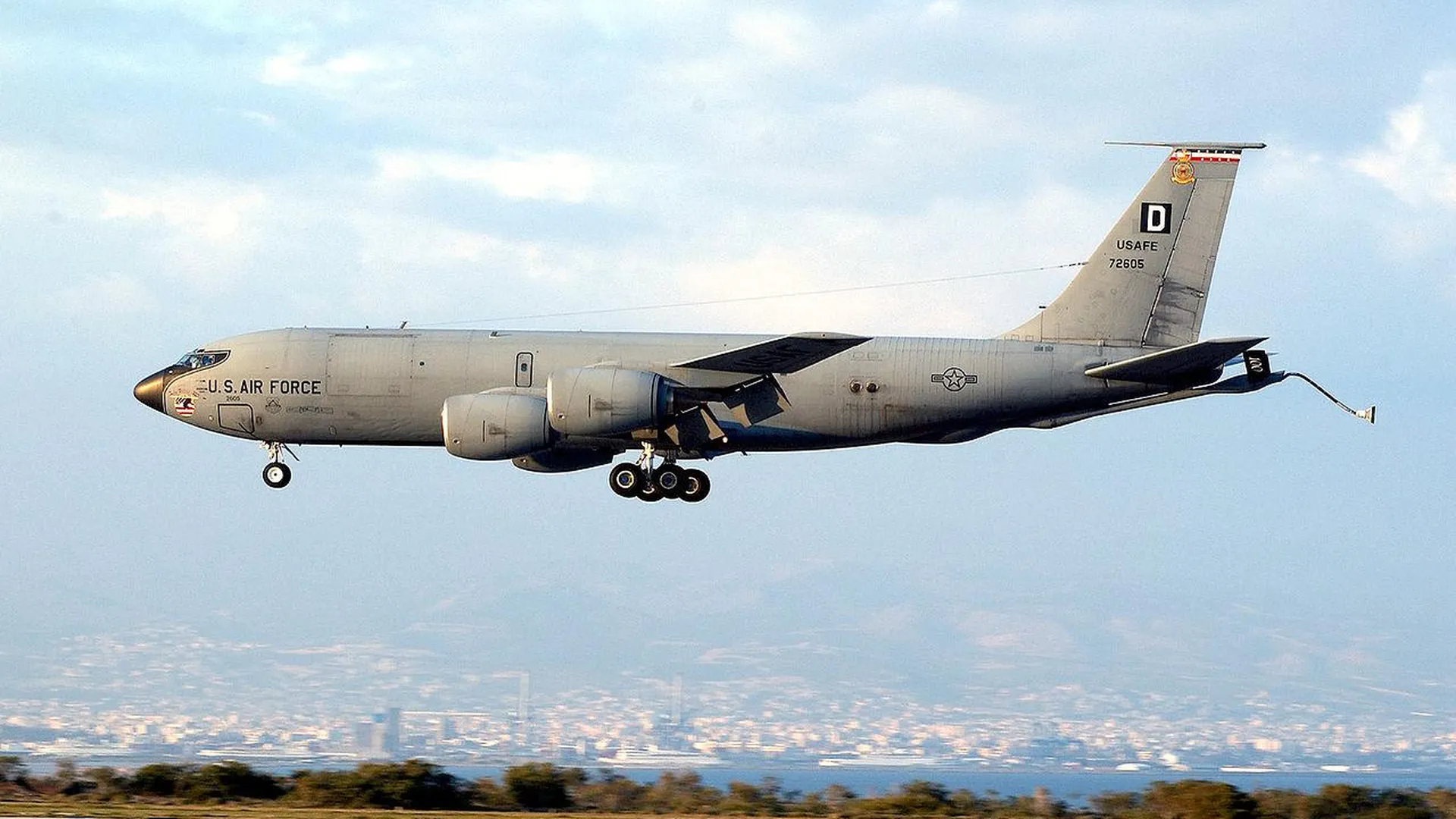 Американский военный самолет запросил аварийную посадку в Катаре