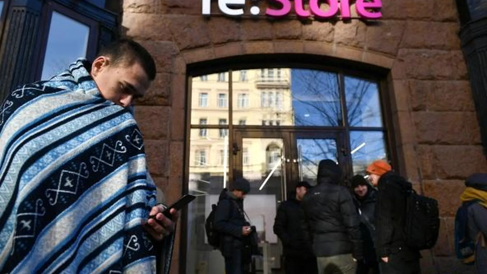 За 100 тысяч рублей жители Подмосковья готовы ночевать в очереди за новым iPhone 
