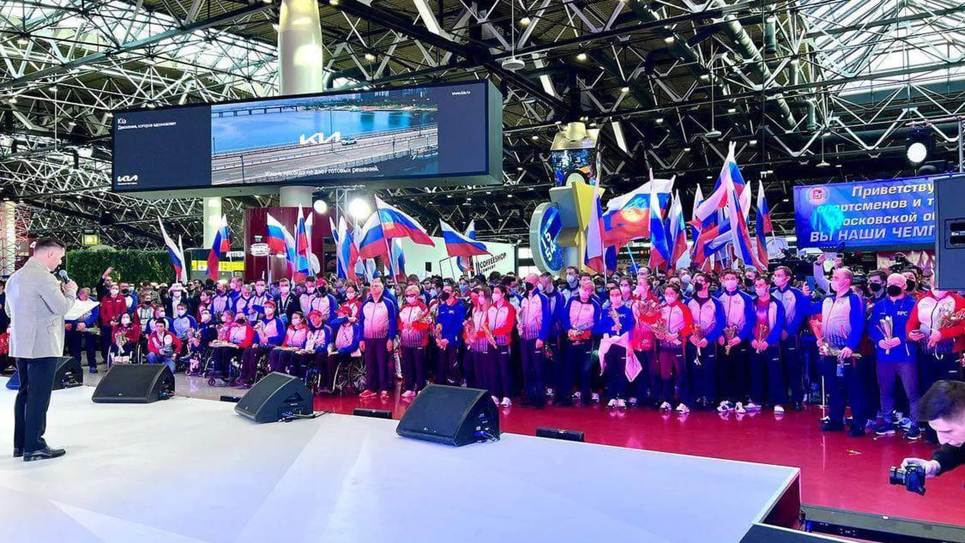 Торжественную встречу устроили российским паралимпийцам в Шереметьево