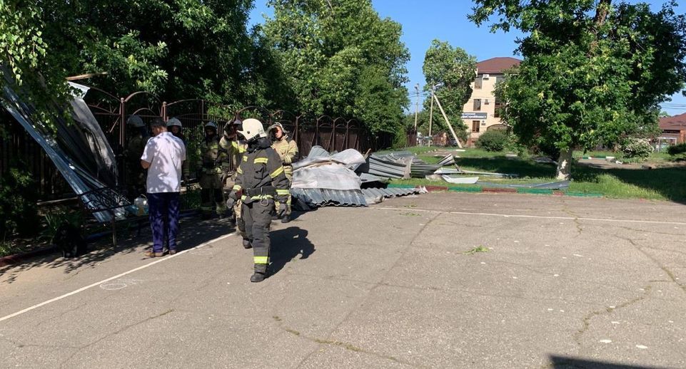 Около 12 детей пострадали в школе Краснодара из-за сорванной ветром крыши