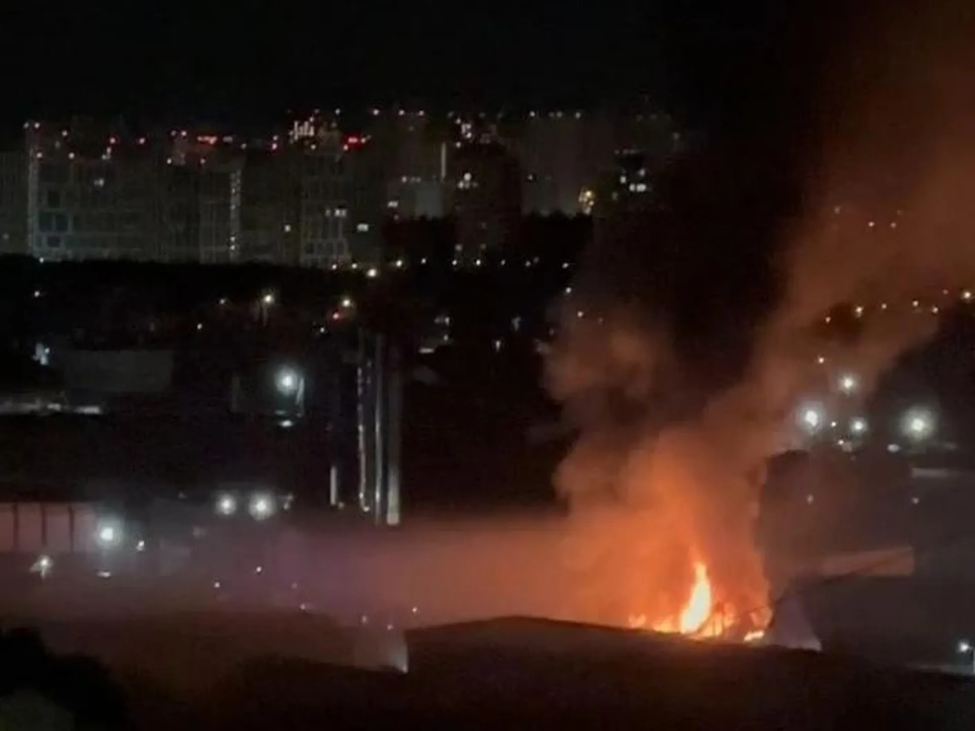 ВСУ ударили по нефтебазе в ЛНР в Ровеньках, начался сильный пожар