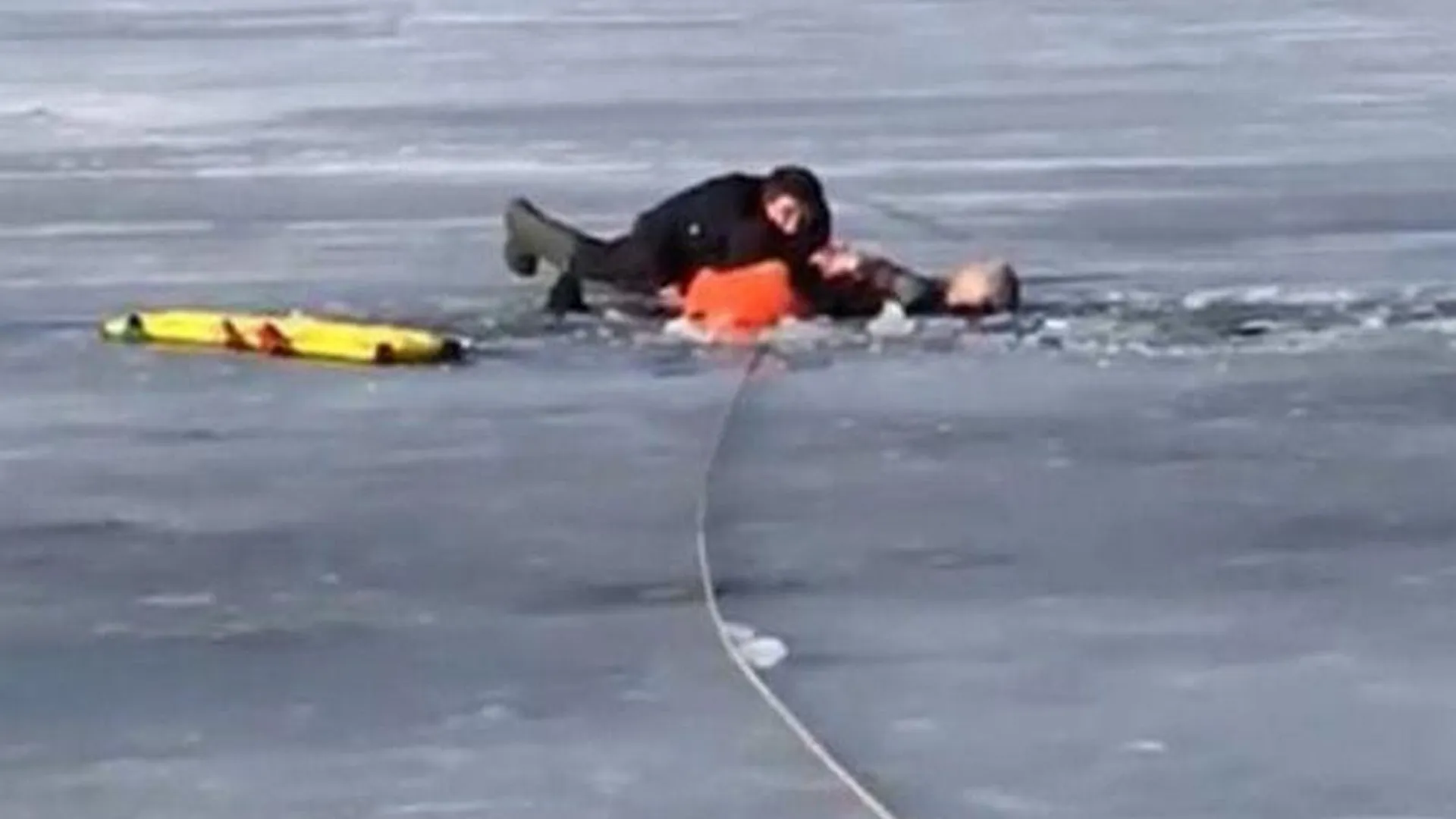 Двух рыбаков, провалившихся под лед, спасли в Дубне
