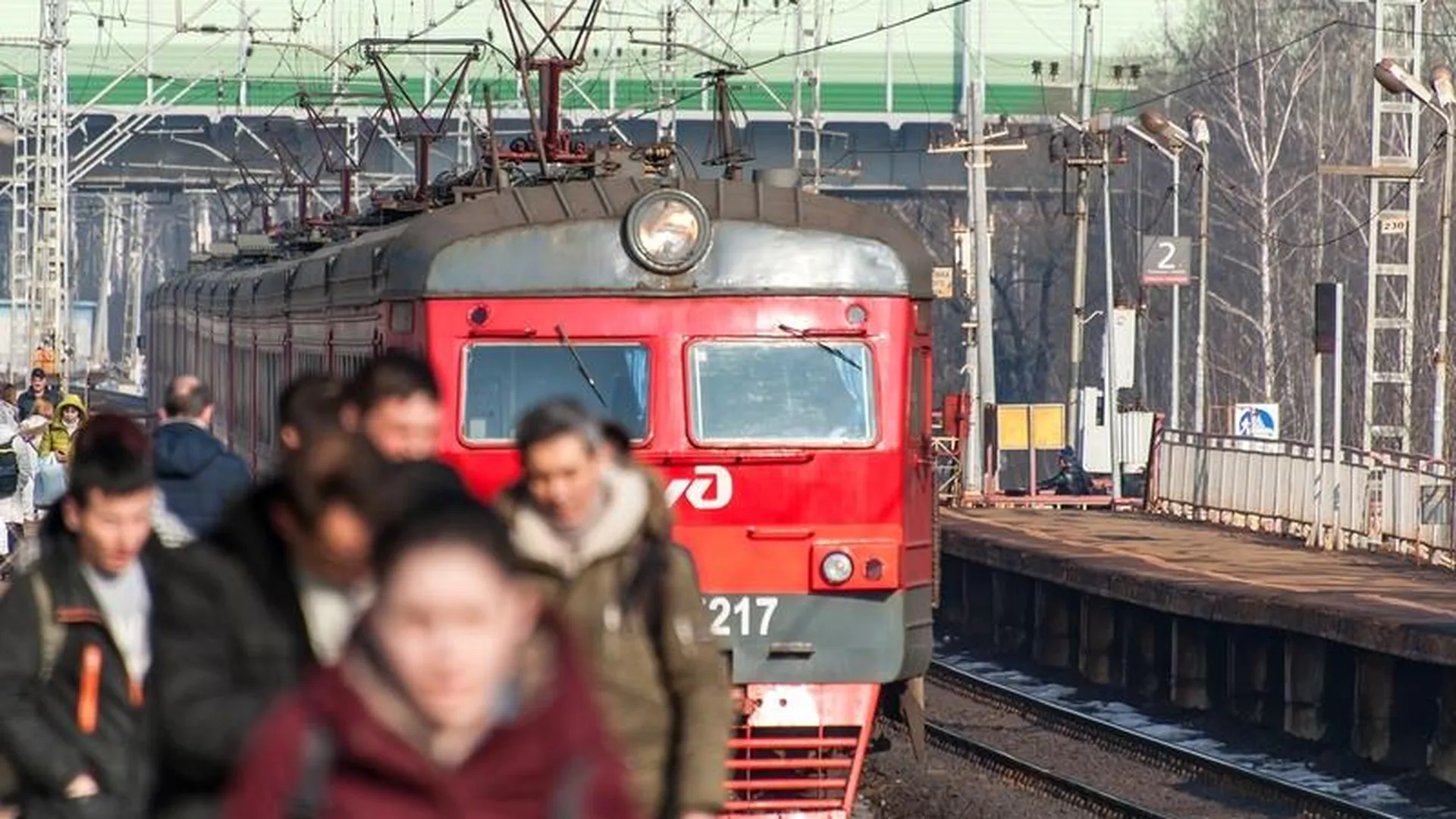 Пассажиры электрички выбросили документы студента в Люберцах