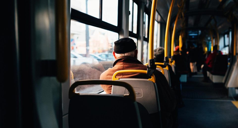 Пассажирка автобуса в Брагине приставала к девочкам и разбила женщине нос