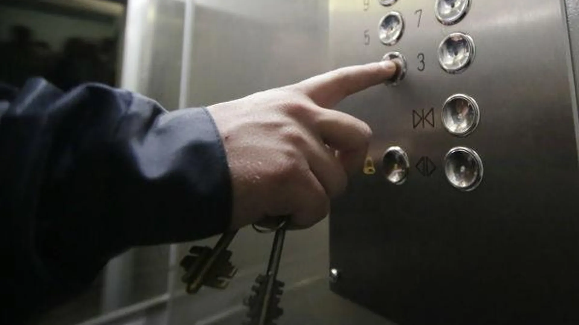 Врачи скорой, которые спасали пациентку с инсультом, застряли в лифте в Видном