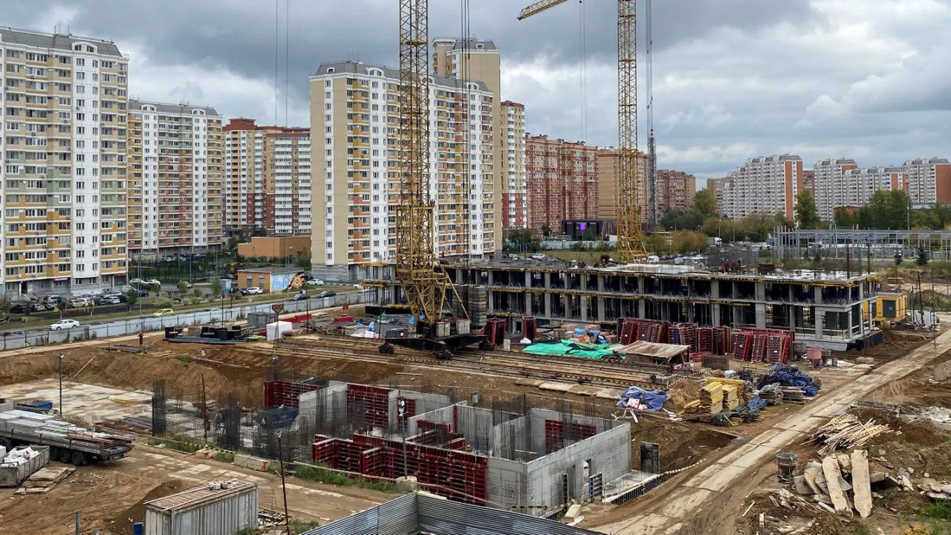 Современный жилой комплекс «Героев» продолжают строить в подмосковной Балашихе