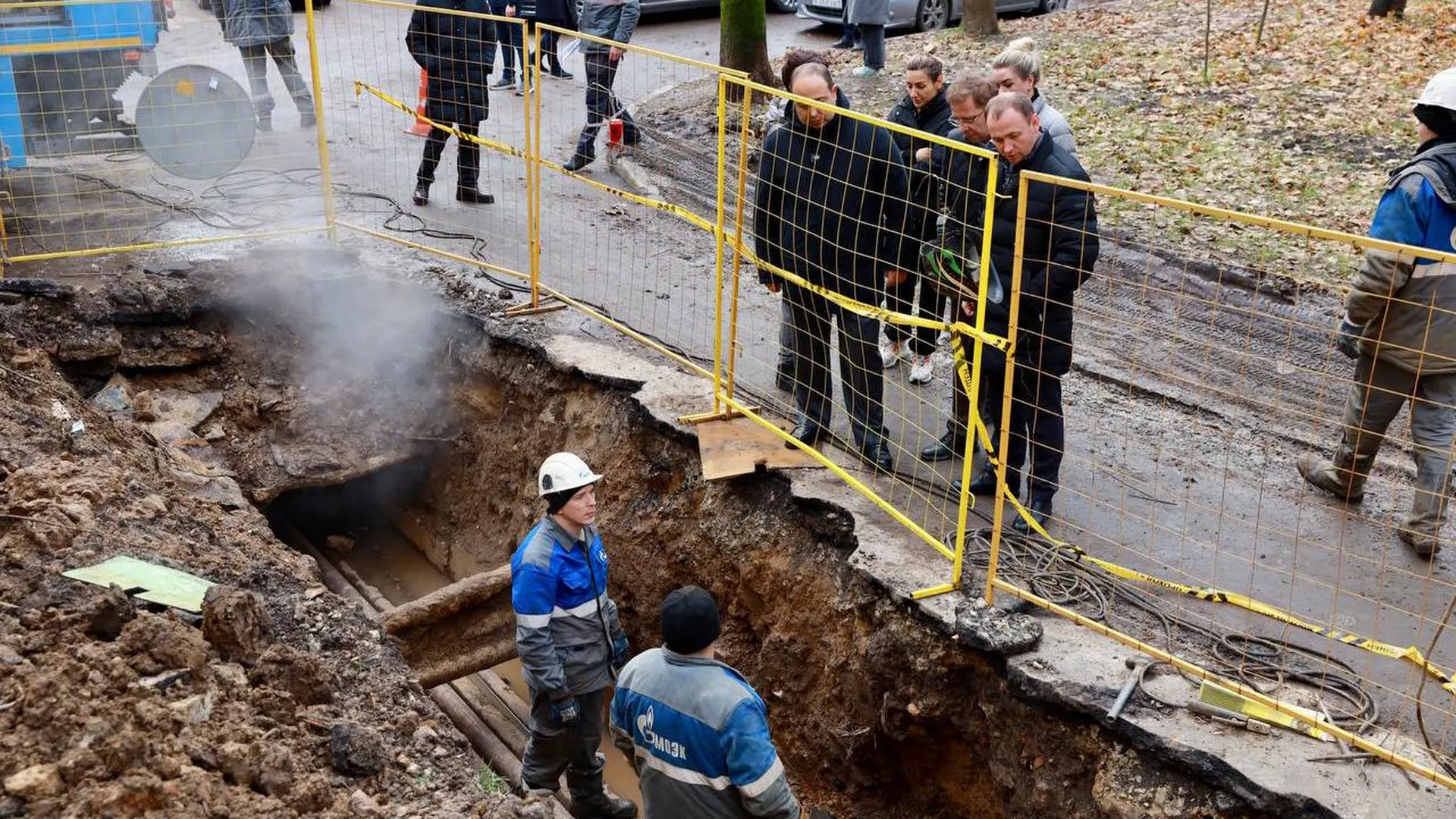 Замена участка трубопровода проводится на улице Кирова в Химках для восстановления ГВС