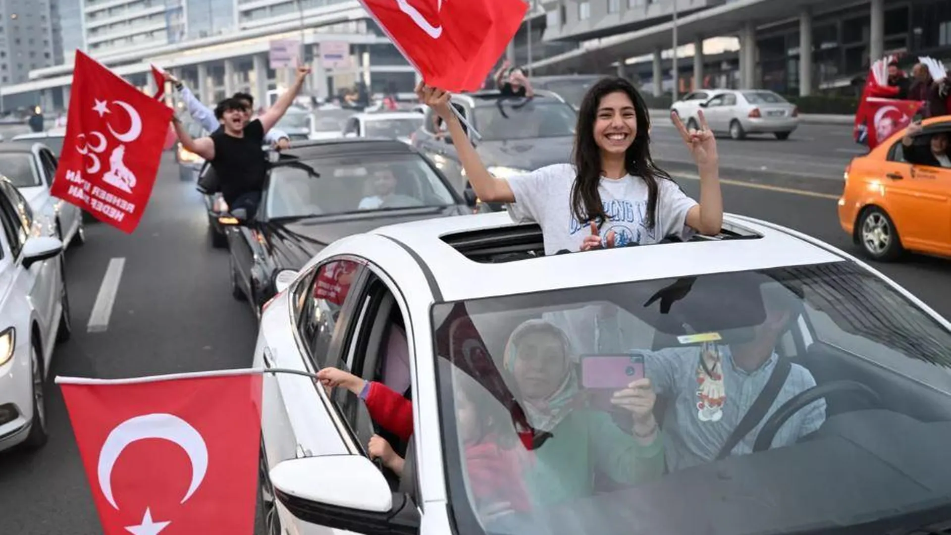 Сторонники действующего президента Турции Реджепа Тайипа Эрдогана на одной из улиц в Анкаре