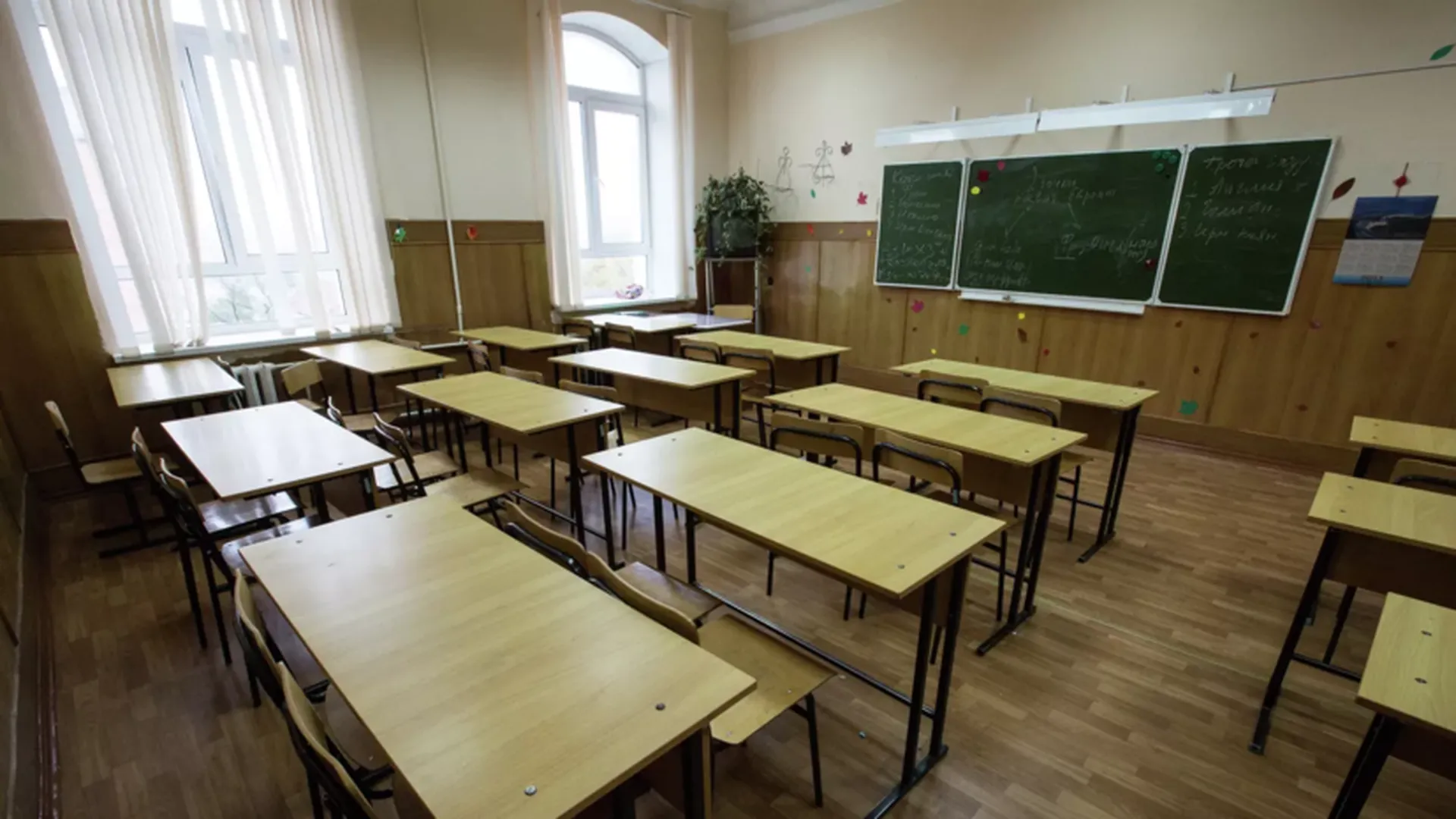 Преподавателя из Кирова обвинили в домогательствах к школьницам-близнецам