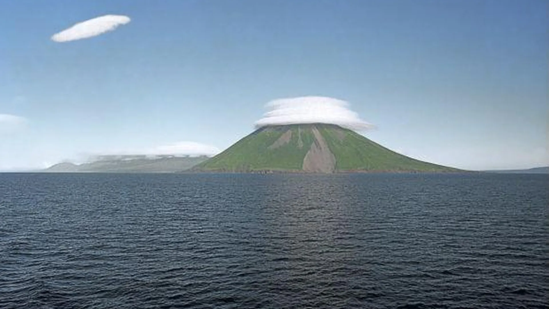 Столб пепла высотой 5 км выбросил вулкан на Курильских островах