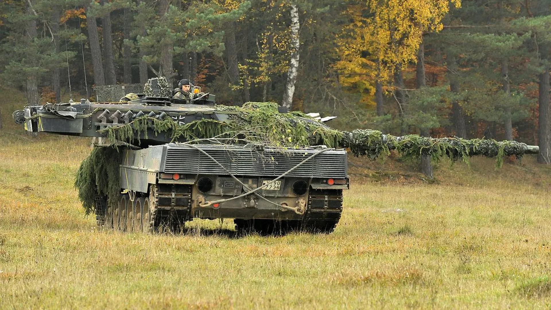 Leopard 2 104-го танкового батальона 10-й танковой дивизии во время учений Saber Junction 2012 в Хоэнфельсе, 25 октября 2012 года
