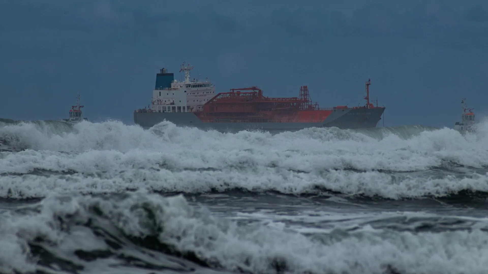 Кадры с массовой аварией кораблей в Черном море во время шторма появились в Сети