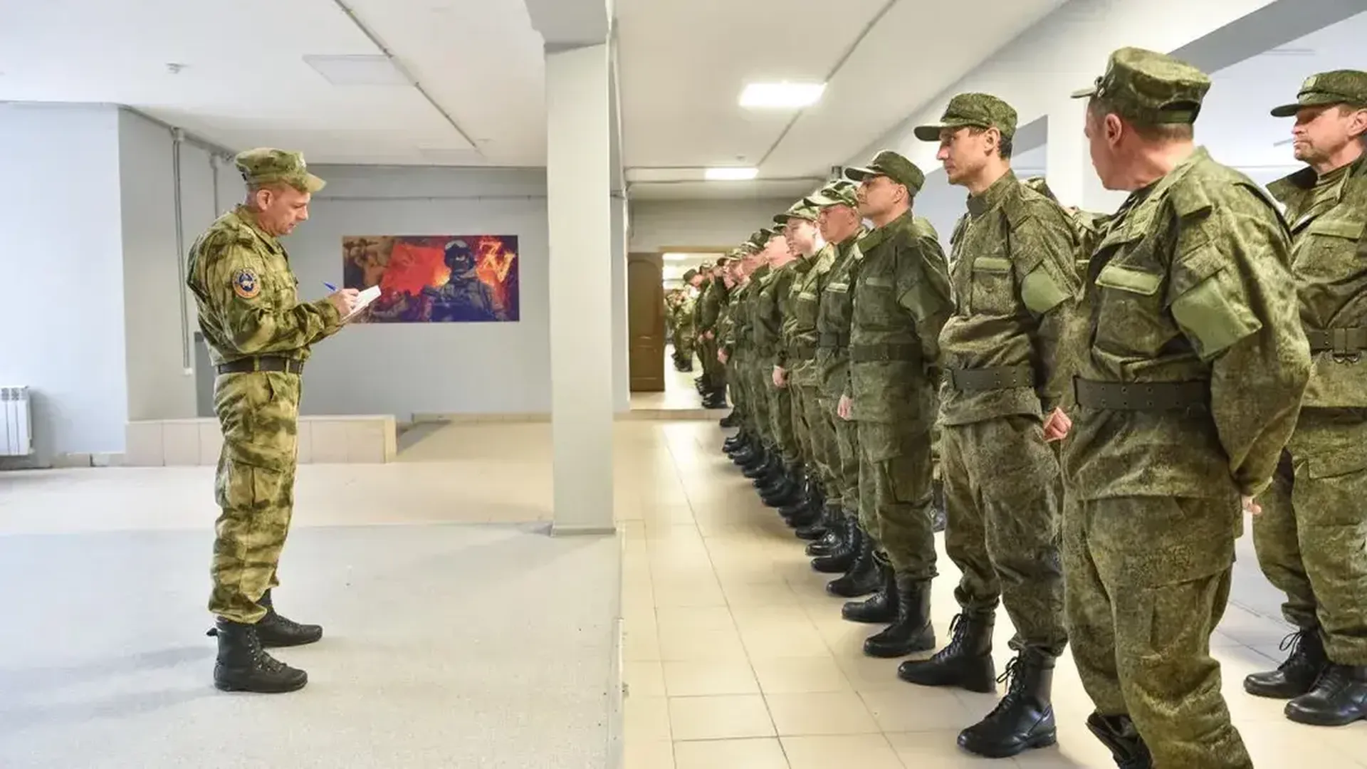 Контрактники проходят военную подготовку в пункте отбора в подмосковной Балашихе