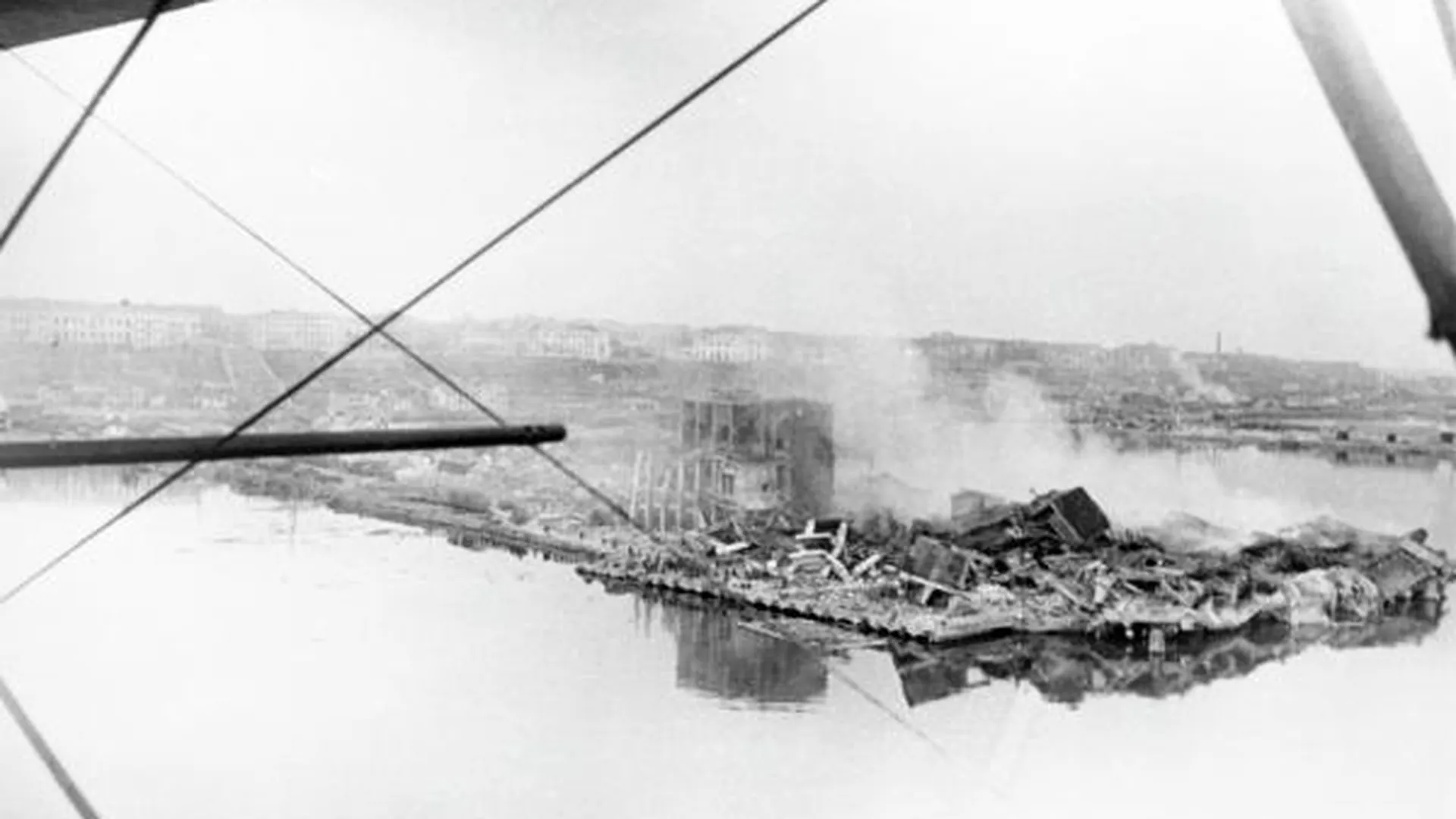 Горит взорванный немецко-фашистскими оккупантами Одесский морской порт. Немецкие нацисты заминировали все 43 причала, все молы, волнорезы и другие объекты порта, апрель 1944 года