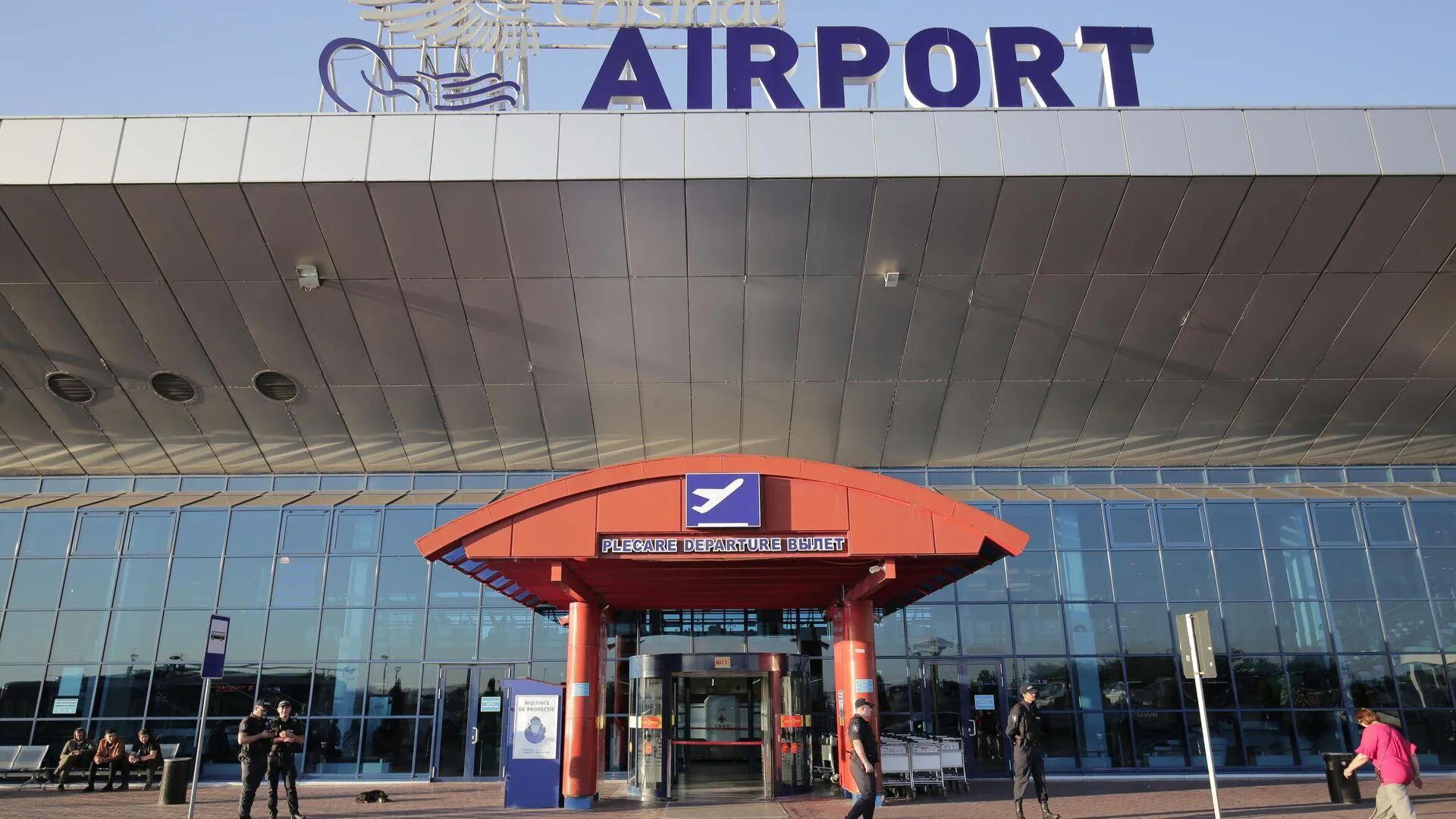 Обыски оппозиционеров в аэропорту Кишинева назвали издевательством