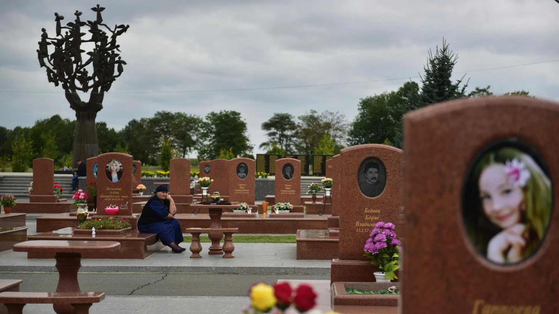 Директора похоронного бюро избили на кладбище под Петербургом